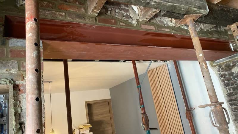 Ouverture de mur porteur avec poutre en acier et étançons